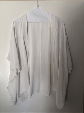 Talula White Sheer Kimono size xxs and I am a size medium fits me